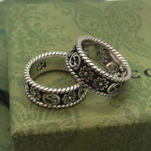 Anillo GG labrado color silver