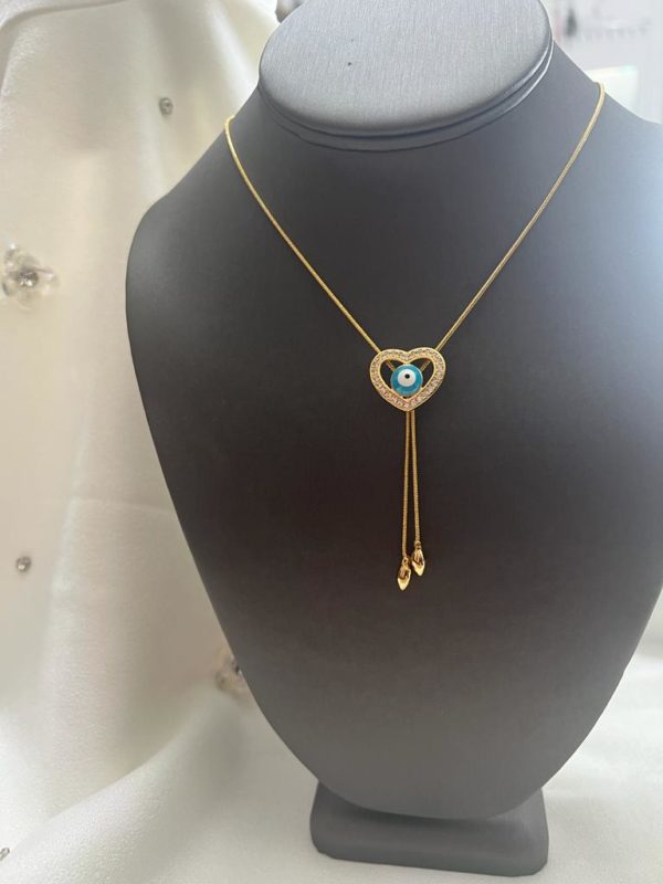 Collar Lisa Ojo Corazon, Tipo corbatin
