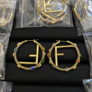 Aretes modelo Fendi con zirconia en colores